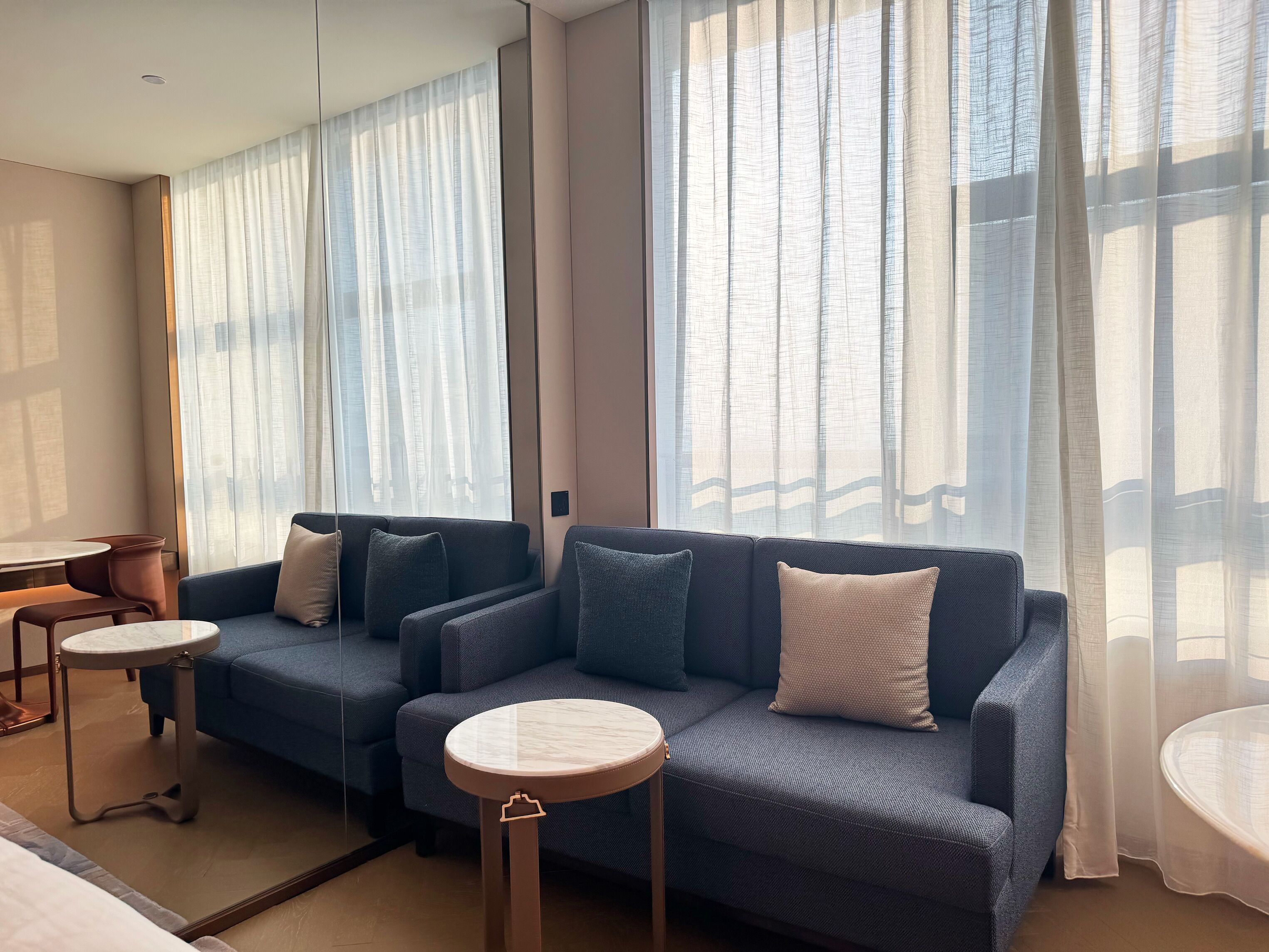 خزنة داخل الغرفة ومساحة عمل للكمبيوتر المحمول وستائر تعتيم ومكواة/لوح كي