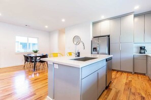 Fridge, microwave, oven, stovetop - 111 Lavish Bungalow 1753! Medical Center, Stadiums (Houston)