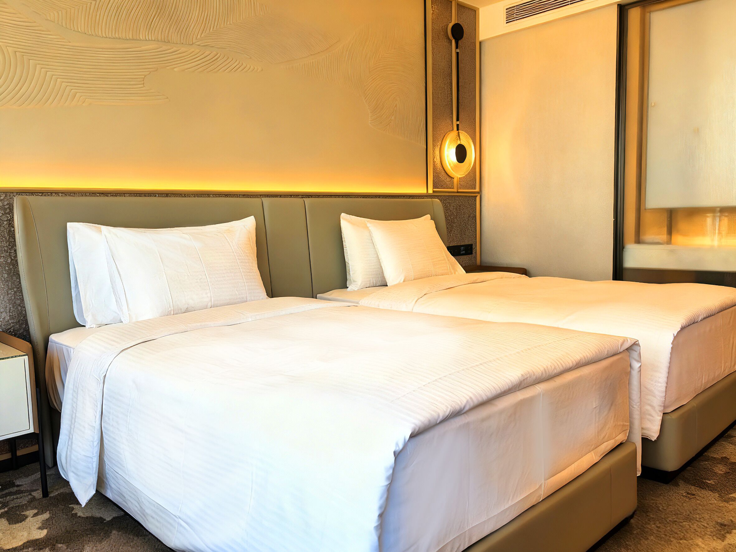 In-room safe, laptop workspace, iron/ironing board, free WiFi