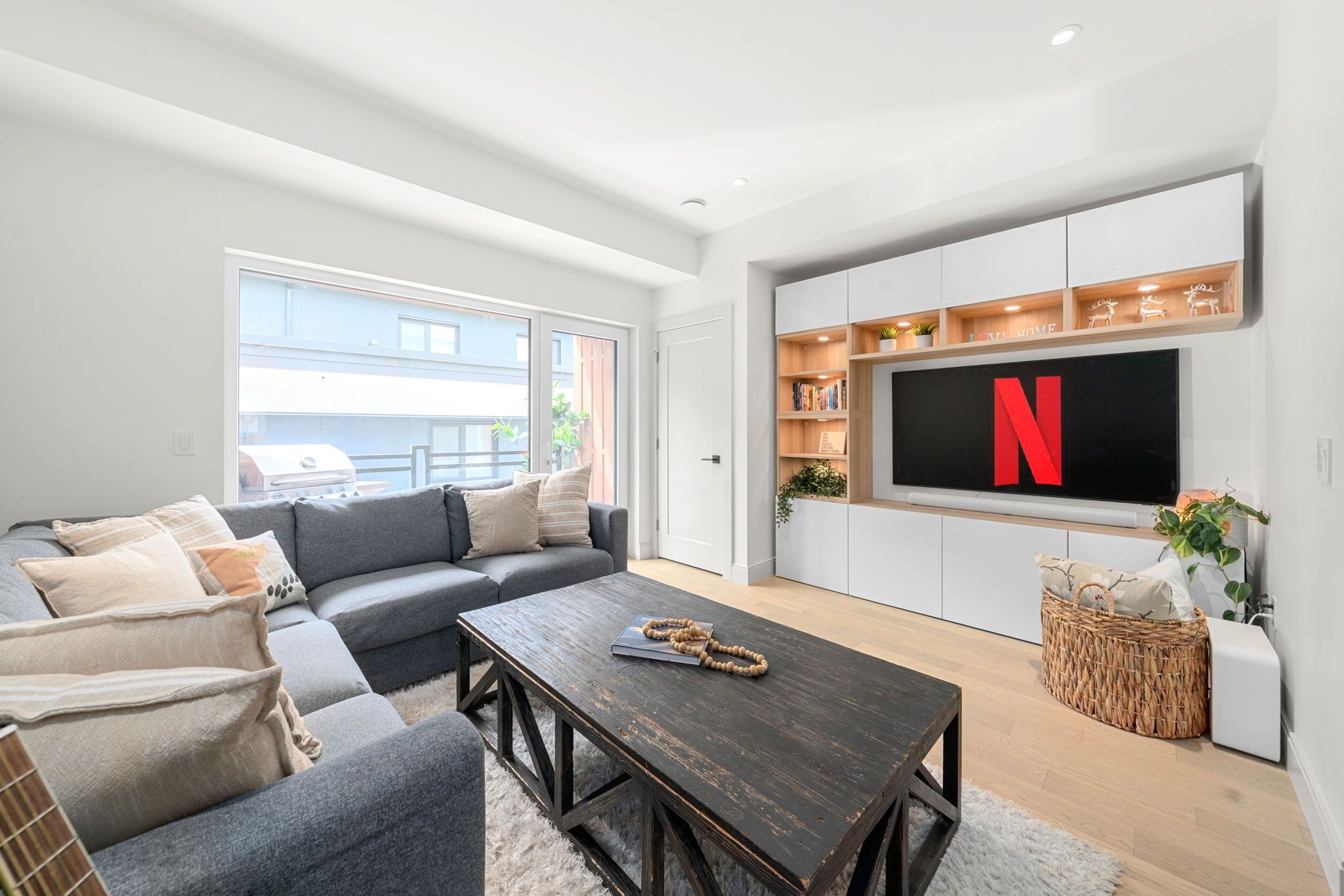 Smart-TV, Bücher, Stereoanlage