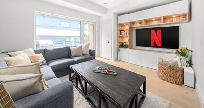 Cozy Townhouse Steps to Seabus