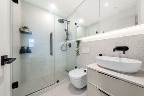 Dusj, hårføner, håndklær og såpe