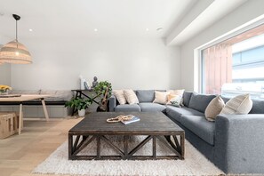Een smart-tv, boeken en een stereo