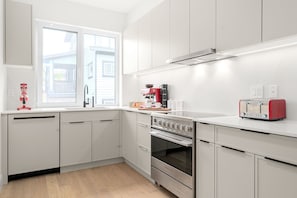 Een koelkast, een magnetron, een oven, een kookplaat