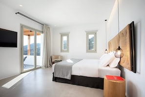 6 bedrooms, iron/ironing board, WiFi, bed sheets