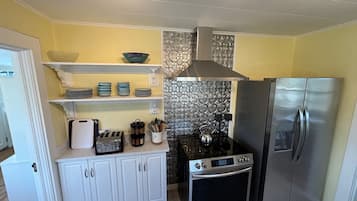 KĂŒhlschrank, Mikrowelle, Ofen, Herdplatte