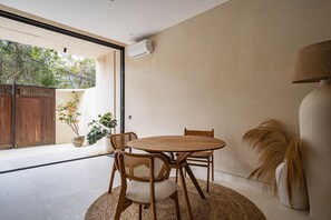 Villa de lujo, 3 habitaciones, patio, vistas a la piscina | Comedor