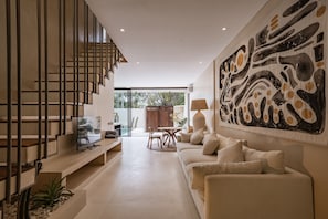 Villa de lujo, 3 habitaciones, patio, vistas a la piscina | Sala de estar | Televisión de 55 pulgadas con canales por cable