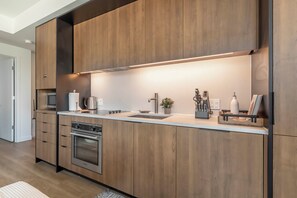 Køleskab, mikrobølgeovn, ovn, kogeplade