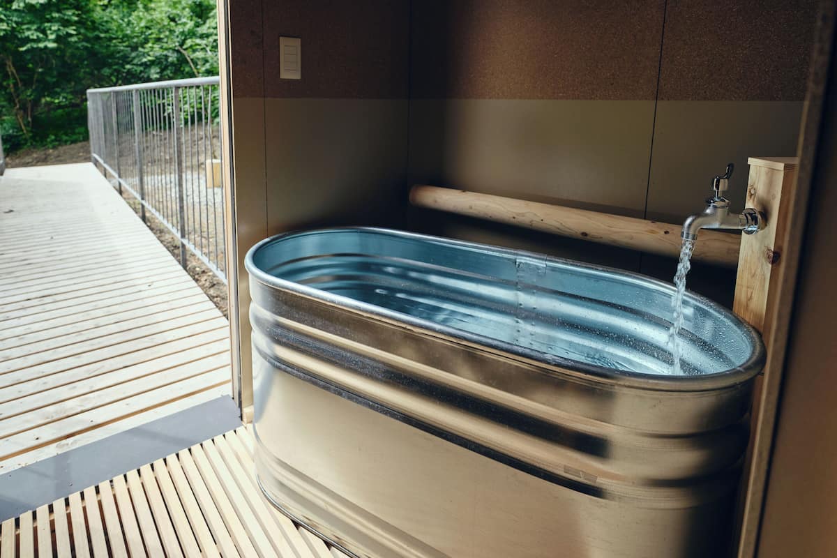 Skrivebord, skrivebord for bærbar PC, wi-fi (inkludert) og sengetøy