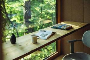 Escritorio, espacio para trabajar con laptop y wifi gratis 