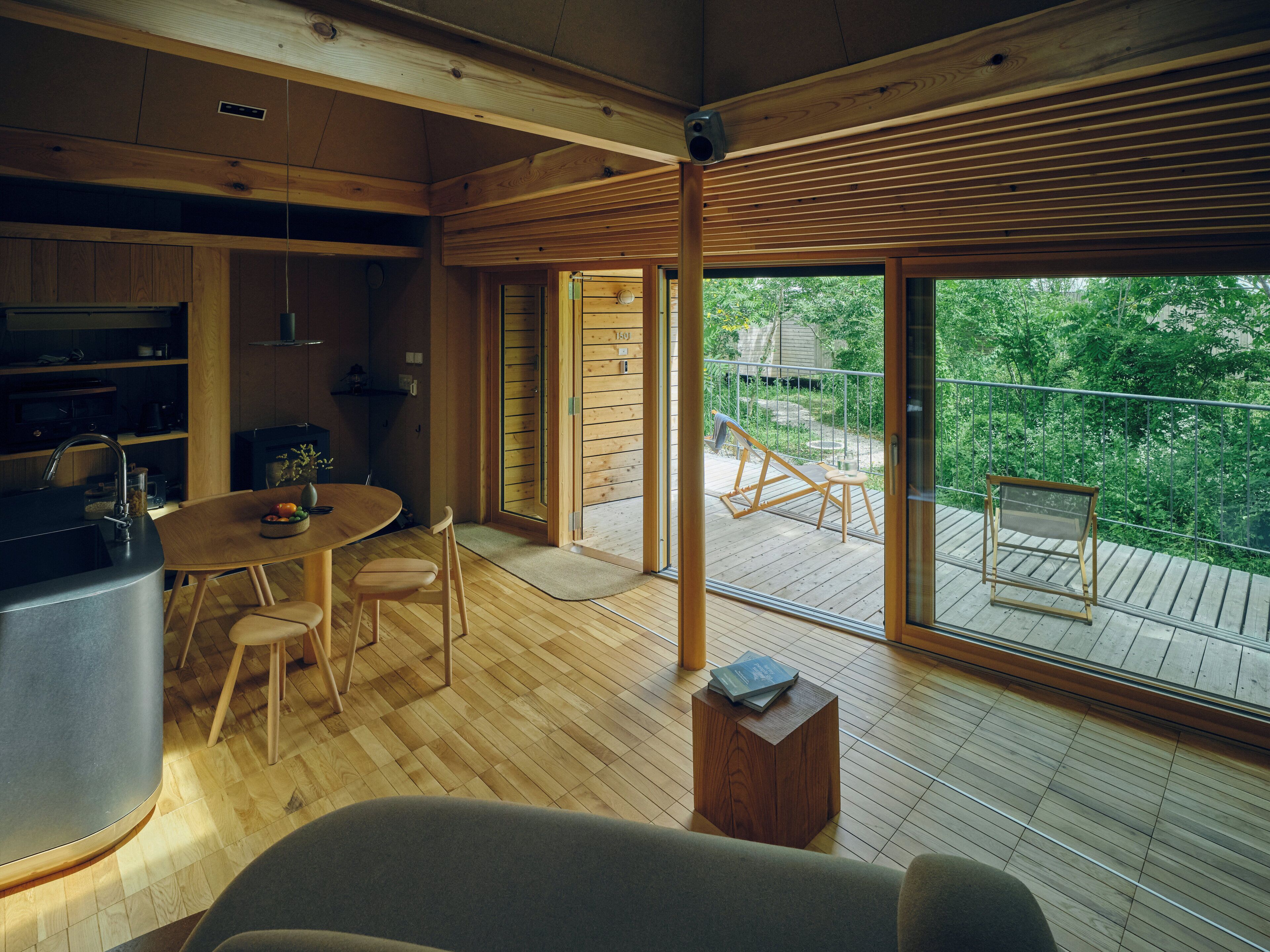 Skrivebord, skrivebord for bærbar PC, wi-fi (inkludert) og sengetøy