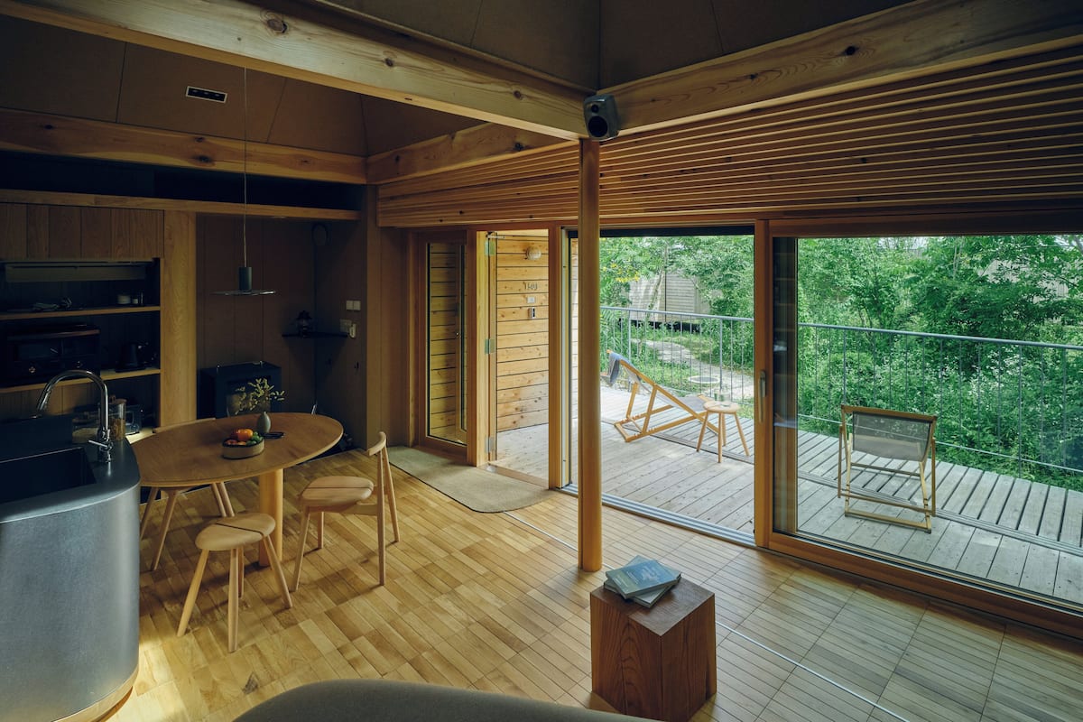 Skrivebord, skrivebord for bærbar PC, wi-fi (inkludert) og sengetøy