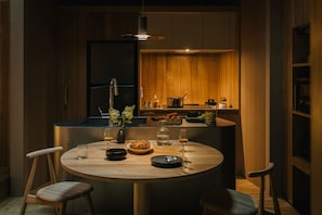 Réfrigérateur, four à micro-ondes, un four, surface de cuisson