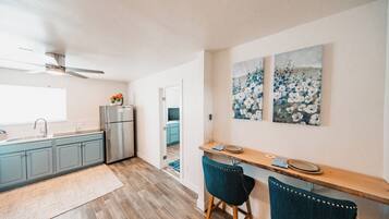 Réfrigérateur, plaque de cuisson, lave-vaisselle, cafetière/bouilloire