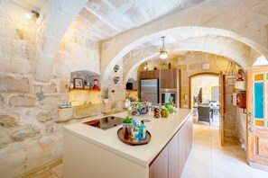 Geladeira, micro-ondas, fogão, lava-louças