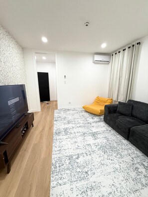 Una Smart TV, videojuegos, una mesa de tenis de mesa, libros