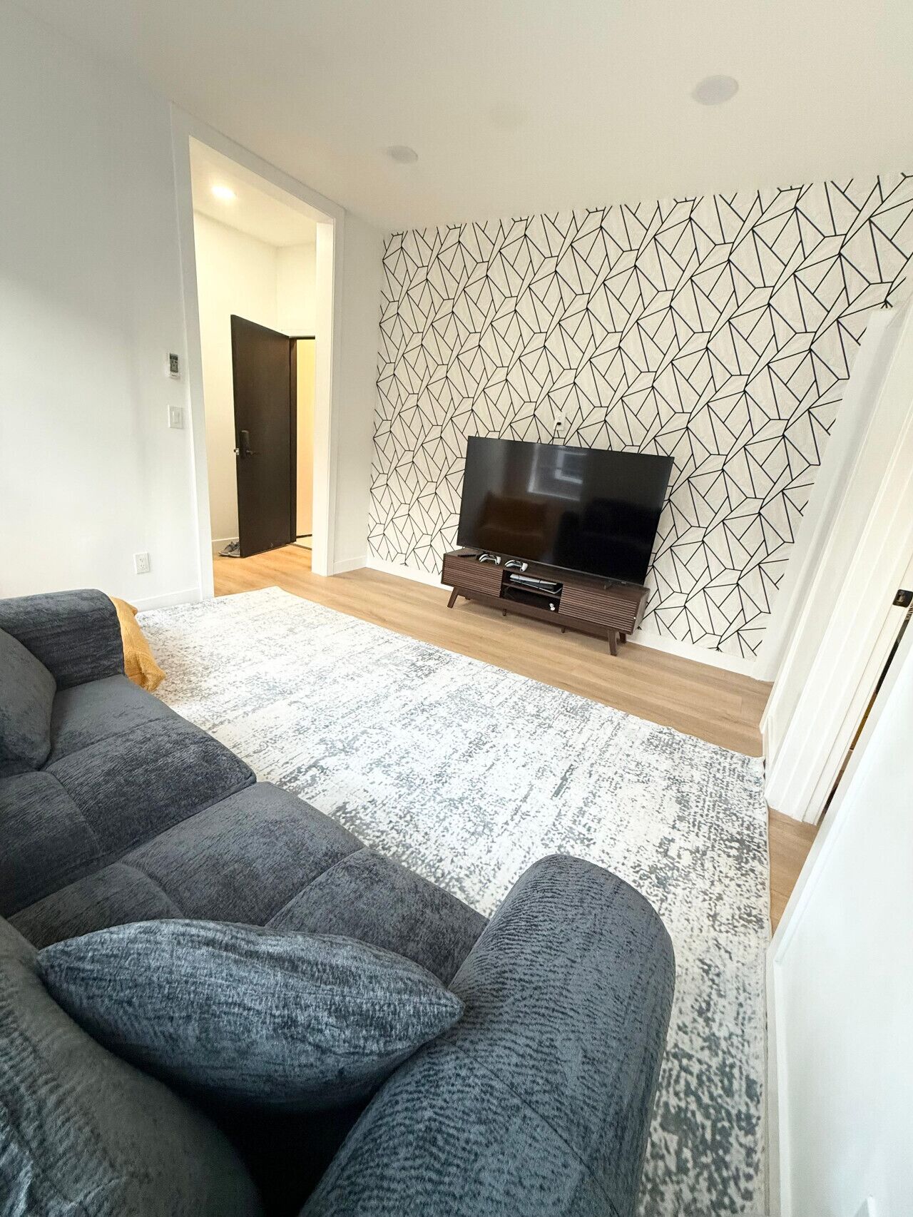 Smart TV, videogames, mesa de pingue-pongue, livros