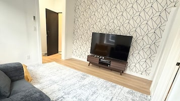 Smart TV, videogames, mesa de pingue-pongue, livros