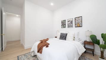 2 habitaciones, tabla de planchar con plancha y cuna de viaje