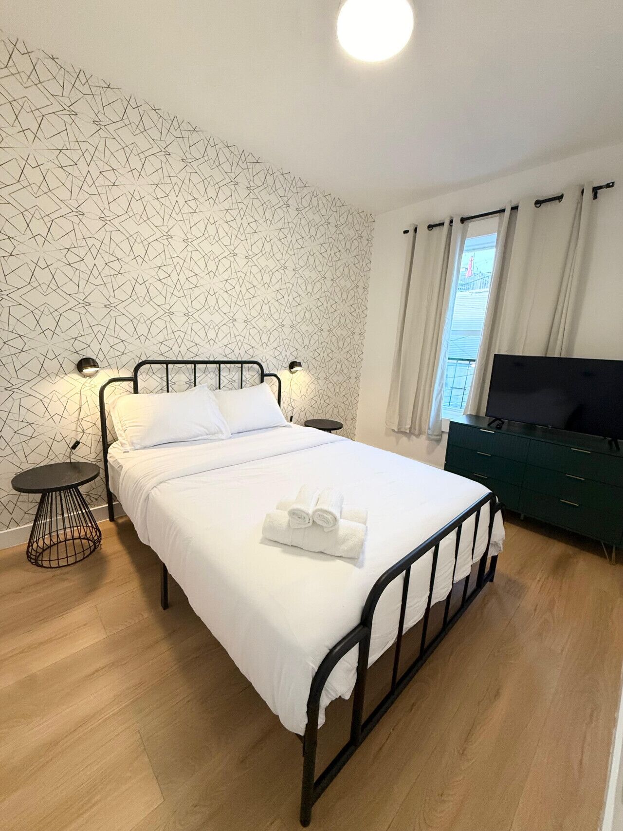 2 quartos, ferros/tábuas de passar roupa, berço de viagem