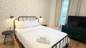 2 quartos, ferros/tábuas de passar roupa, berço de viagem