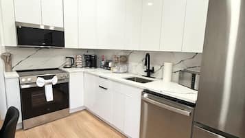Geladeira, micro-ondas, fogão, cooktop