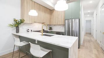 Refrigerador, microondas, horno y parrilla de estufa