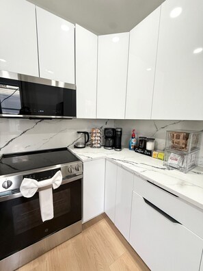 Køleskab, mikrobølgeovn, ovn, kogeplade