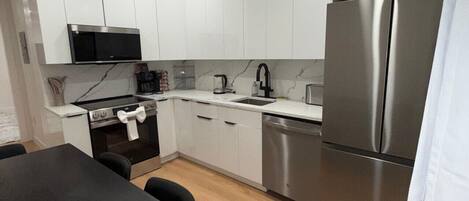 Frigorífico, microondas, horno y placa de cocina