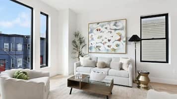 Una Smart TV, videojuegos, una mesa de tenis de mesa, libros