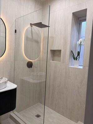 Secador de pelo y toallas