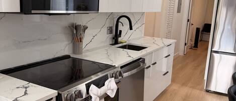 Refrigerador, microondas, horno y parrilla de estufa