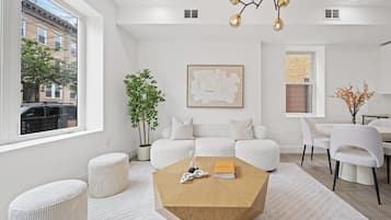 Una Smart TV, videojuegos, una mesa de tenis de mesa, libros