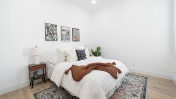 2 habitaciones, tabla de planchar con plancha y cuna de viaje