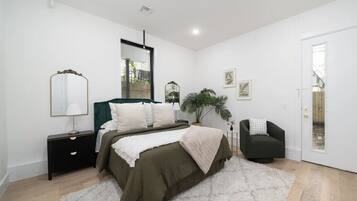 2 habitaciones, tabla de planchar con plancha y cuna de viaje