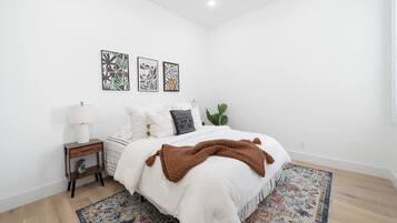 2 habitaciones, tabla de planchar con plancha y cuna de viaje