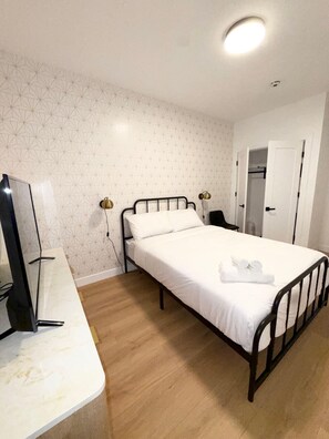 2 dormitorios, tabla de planchar con plancha, cuna de viaje