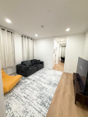 TV connectée, jeux vidéo, table de tennis de table, livres