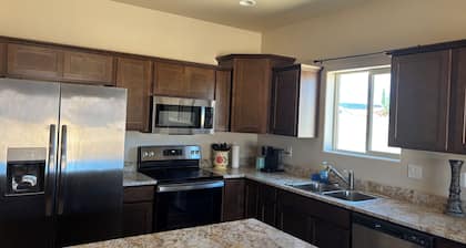 3 bedroom house in charming Kingman with AC, WiFi. Enjoyable getaway awaits.