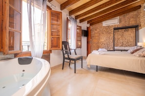 Tabla de planchar con plancha, wifi gratis y ropa de cama