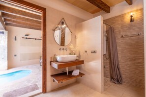 Douche, baignoire à remous, séchoir à cheveux, serviettes fournies