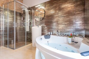 Douche, baignoire à remous, séchoir à cheveux, serviettes fournies