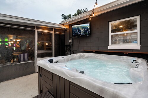 Wana Chill Spot  w/ Pool, Spa, Bar ,Ping Pong, BBQ