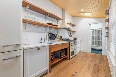 Central Luxury Art & Craft Villa 2-3BR with Carpark