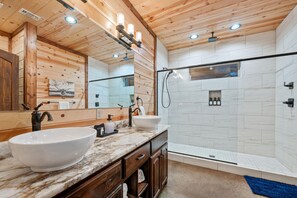 Shower, hair dryer, towels, soap - Most Pet friendly, fenced backyard, luxury 3BR, near the casino! On 1+ acre! (Broken Bow)