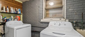 Charming 3-bedroom house with cinema room massage chair in peaceful Evanston