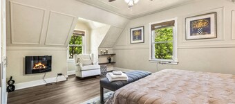 Charming 3-bedroom house with cinema room massage chair in peaceful Evanston