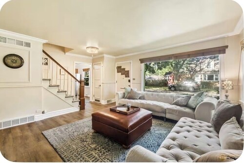 Charming 3-bedroom house with cinema room massage chair in peaceful Evanston