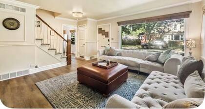 Charming 3-bedroom house with cinema room massage chair in peaceful Evanston